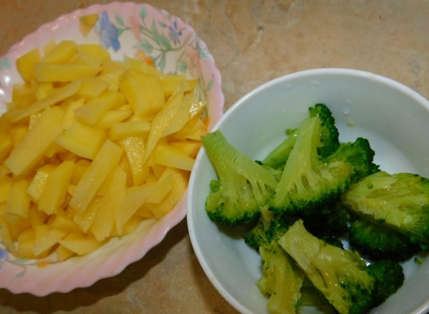 1. Этап. Суп из кролика с брокколи: Затем добавьте нарезанный картофель и брокколи. Если используете замороженную, то размораживать не надо. Можно сразу опускать в суп. Проварите все вместе минут 10-15. Посолите по вкусу.