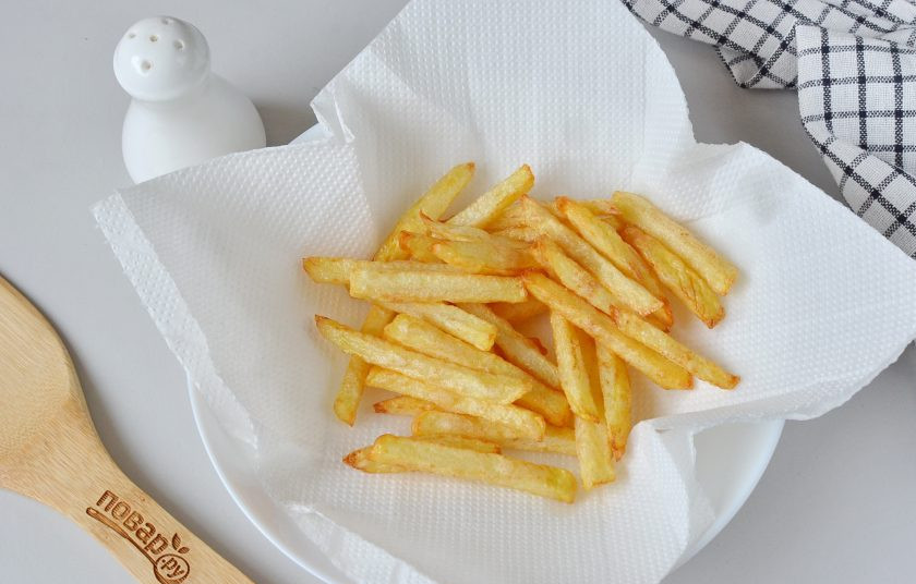 1. Этап. Картофель фри: Шумовкой достаньте картофель на бумажные полотенца, дайте стечь лишнему жиру. Посолите картофель.