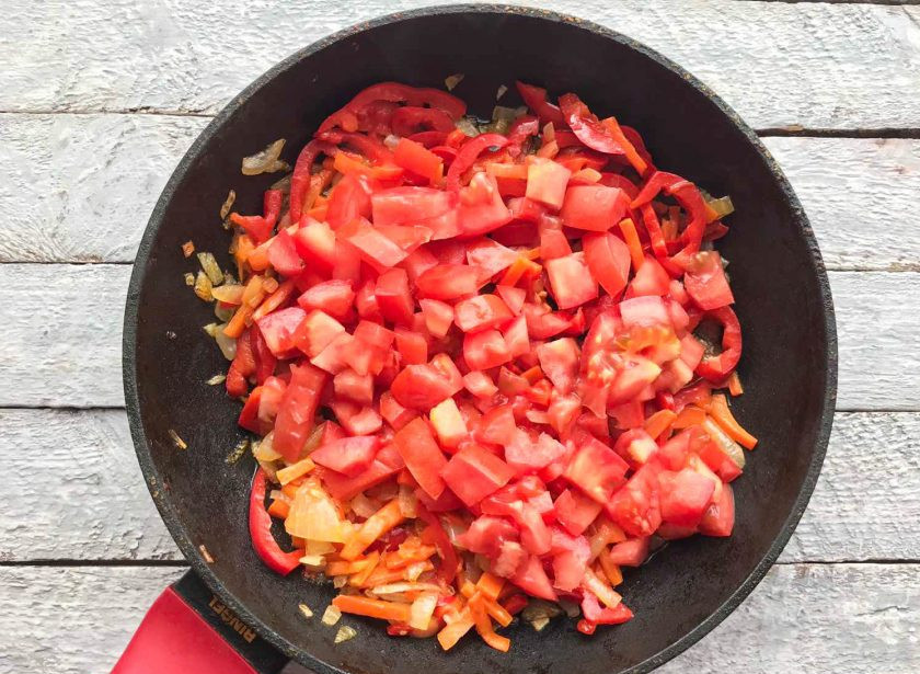 1. Этап. Соте из фасоли: Помидор нарежьте дольками и выложите в сковороду.