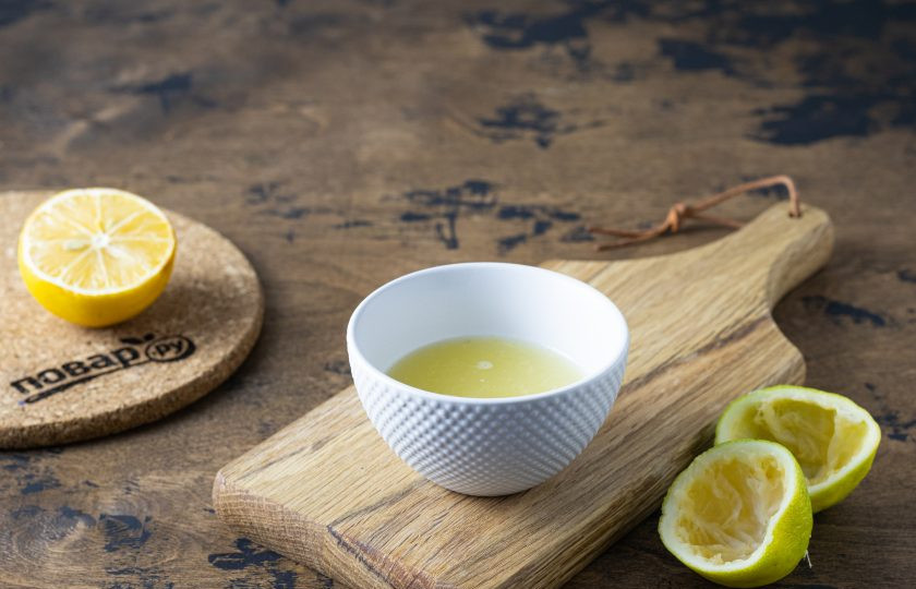 1. Этап. Индийский лимонад Шиканджви: Из лимона и лайма выжмите сок.