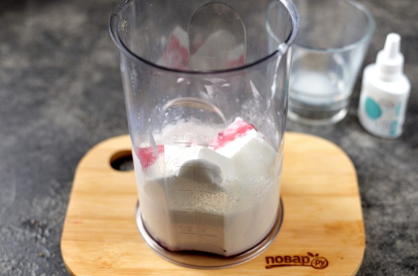 1. Этап. Коктейль Айсберг в океане: Далее влейте пастеризованное молоко любой жирности и вишневый сироп. Сиропа я добавила чуть больше, чем столовая ложка.