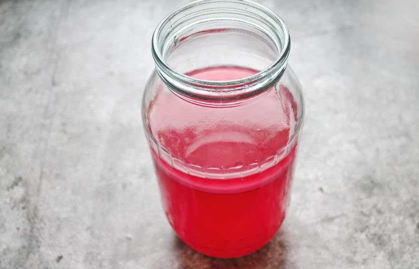 1. Этап. Виноградный уксус: Снова закройте верх марлей и уберите на два месяца в темное, теплое место. Готовый уксус слейте при помощи трубочки не касаясь осадка в другую емкость. Все тщательно закройте и храните в прохладном месте.