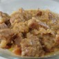 Свинина в сливочном соусе с карри Нарезанную кусочками свинину кладем в сковороду с растительным маслом и сначала тушим под крышкой, а затем даем мясу поджариться. Добавляем лук. Солим. Лук должен стать мягким. Кладем карри, приправу и яблоко. Перемешиваем. Сразу после этого добавляем вино и воду. Оставляем мясо тушиться до тех пор, пока соус не станет более густым. Добавляем сливки, помешиваем полминутки и снимаем с огня.