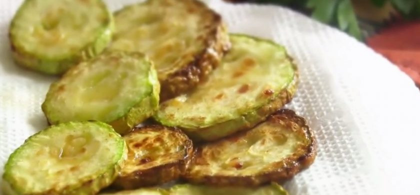 1. Этап. Салат с жареными кабачками: 2. Выложите обжаренные кабачки на бумажное полотенце, дайте жиру стечь и переложите их в салатник (большие кольца разрежьте пополам).