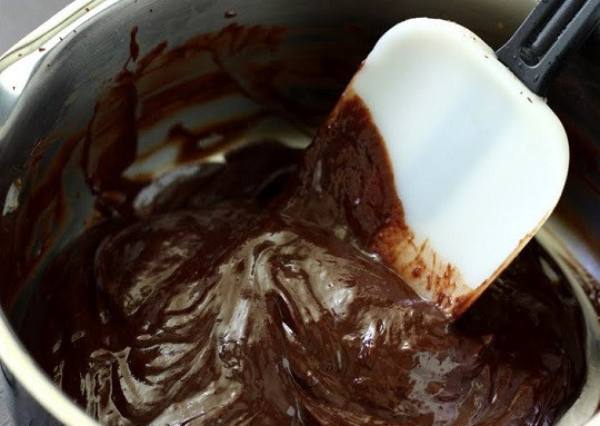 1. Этап. Мусс из маскарпоне: 7. На медленном огне растопить шоколад и довести массу до однородной консистенции.