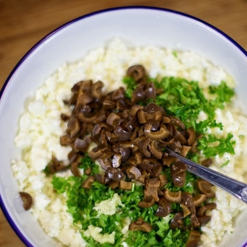 1. Этап. Рулетики из телятины: Туда же добавьте немного мелко нарубленных маслин.