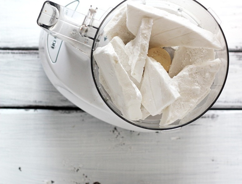 1. Этап. Мороженое без сахара: Достаем противень, отламываем по кусочкам молоко замерзшее. Отправляем в блендер.