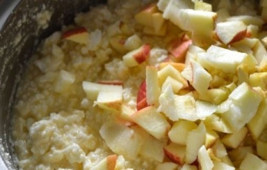 1. Этап. Творожная запеканка на кефире в мультиварке: Очищаем яблоки от сердцевины и нарезаем их на небольшие кубики. Добавляем к остальным ингредиентам.