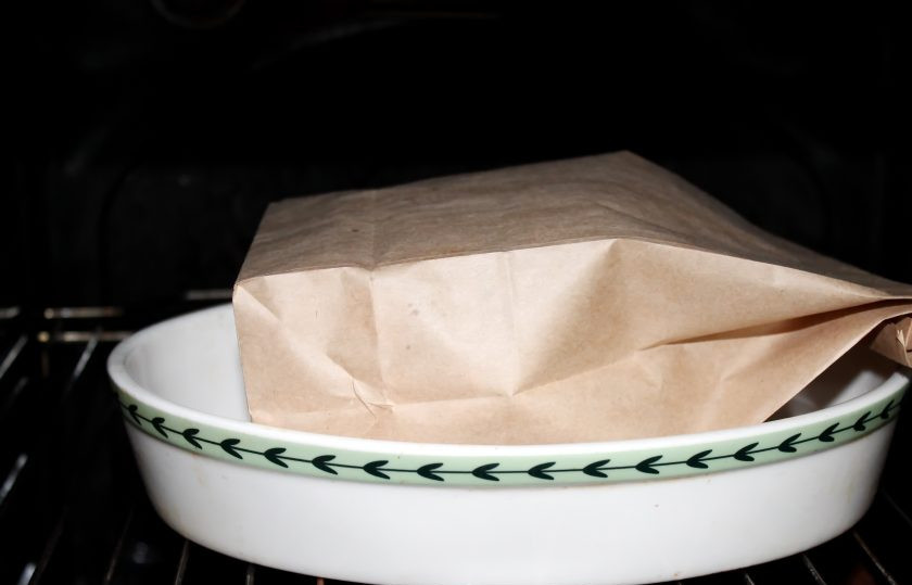 1. Этап. Попкорн в духовке в пакете: Пакет выложите в форму для запекания или просто на противень. Поставьте в горячую духовку при температуре 180 градусов. На приготовление уйдет примерно 20-30 минут, кукуруза будет взрываться и пакет раздуется. За это время нужно перевернуть пакет 2-3 раза, чтобы он приготовился равномерно. Достаньте из духовки и дайте полежать в закрытом пакете еще 10 минут, затем разорвите пакет и подавайте.