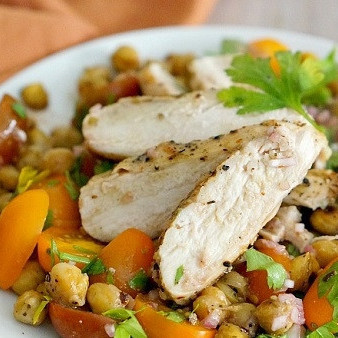 Салат с курицей и запеченным нутом