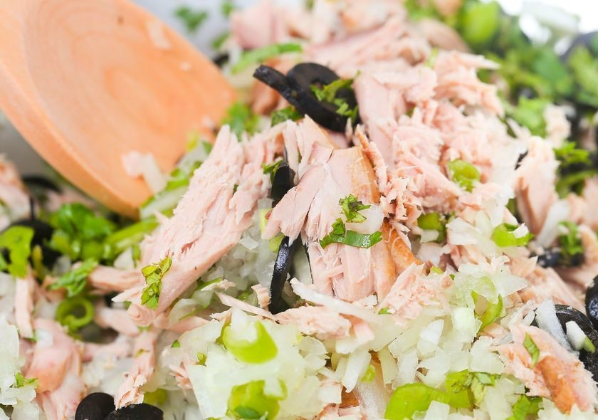 1. Этап. Салат с консервированным тунцом: Кольцами нарежьте оливки. Мелко нарежьте очищенный лук и болгарский перец. Разберите на волокна тунец, слив масло или сок. Смешайте все эти ингредиенты, добавив острый перец и свежий кориандр.