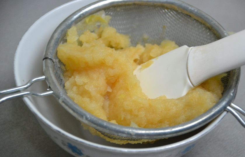 1. Этап. Апельсиновый зефир: Протрите яблочную массу через сито, возьмите для приготовления зефира 50 грамм пюре.