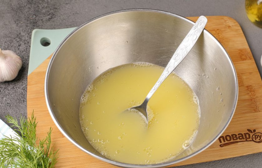 1. Этап. Сибирские пельмени с чесноком: Соедините воду, яйцо и масло. Добавьте 1/2 ч.л. соли и всё хорошо перемешайте.