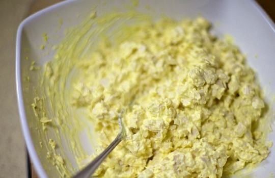 1. Этап. Куриный салат с грибами: 10. Добавьте майонез, а теперь еще раз перемешайте до однородности.