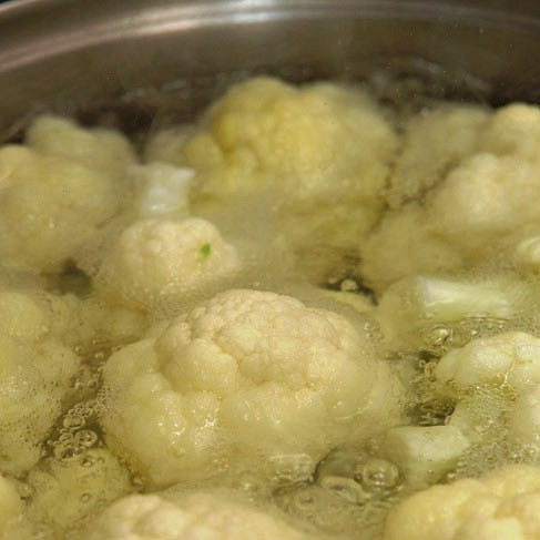 1. Этап. Гарнир из цветной капусты: Затем сливаем воду, цветную капусту промываем под проточной водой, наполняем кастрюлю снова и теперь уже ставим на огонь. Доводим до кипения на умеренном огне, солим по вкусу.