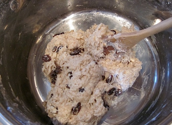 1. Этап. Хлеб с изюмом и корицей: 3. Понемногу влейте оставшуюся воду, чтобы тесто собралось в единый ком.