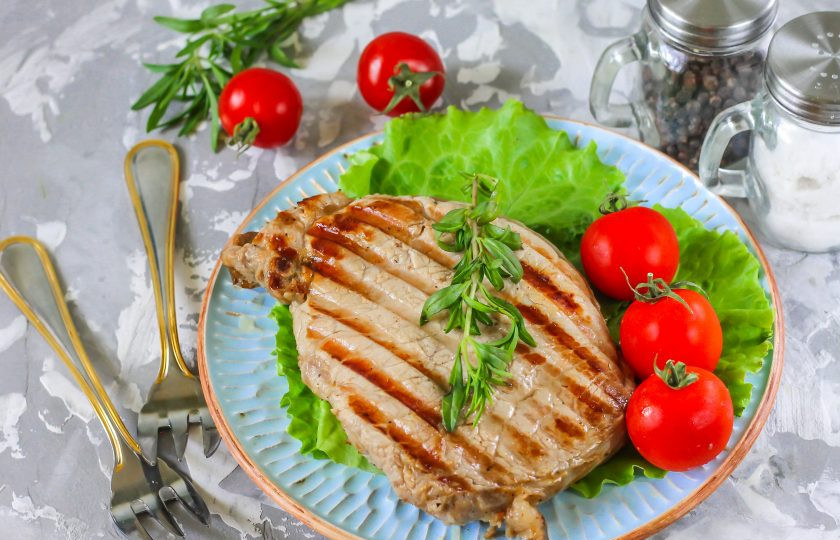 1. Этап. Стейк на электрическом гриле: Подавайте к столу румяные стейки с электрического гриля с овощами и зеленью, можно дополнить блюдо любым соусом.