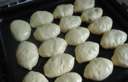 1. Этап. Сдобные пирожки в духовке: Противень смажьте растительным маслом. Пирожки смажьте желтком. Отправьте их в духовку при 200 градусах на 20 минут.