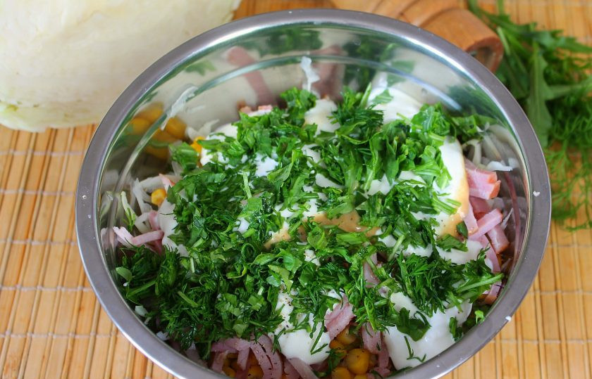1. Этап. Салат с кукурузой, капустой и колбасой: Остается добавить рубленную зелень и все перемешать.