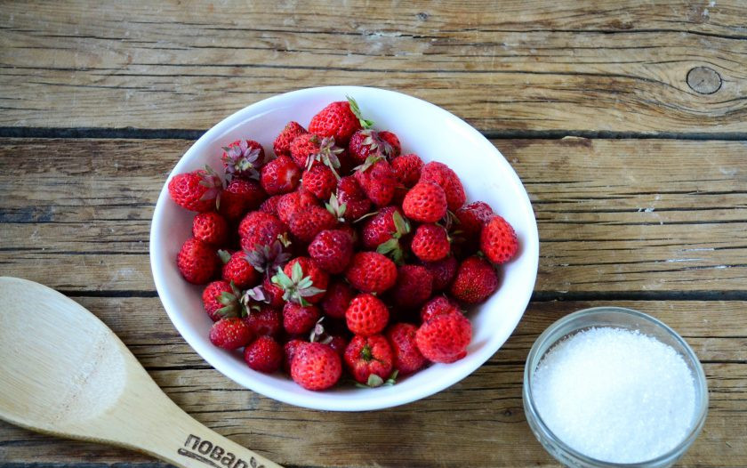 1. Этап. Клубничная пастила: Подготовьте все необходимые ингредиенты.