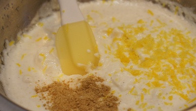 1. Этап. Печенье без масла: В миске смешиваем блендером сметану, растительное масло, творог, соль, лимонный сок, крахмал, ванильный и обычный сахар.