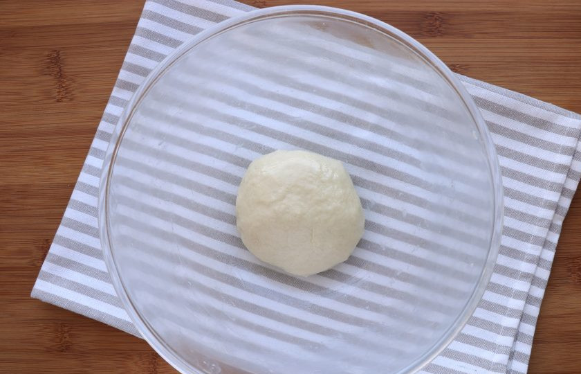 1. Этап. Вытяжное тесто для штруделя: Тесто вымешивайте около 10 минут, затем подкатайте его в шар, смажьте растительным маслом миску и само тесто, накрыв пленкой, оставьте при комнатной температуре на 1 час.