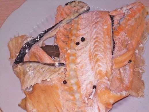 1. Этап. Лососевый суп: 4. Спустя полчаса достаю хребет и перекладываю его в миску для остывания, бульон процеживаю через мелкое сито.