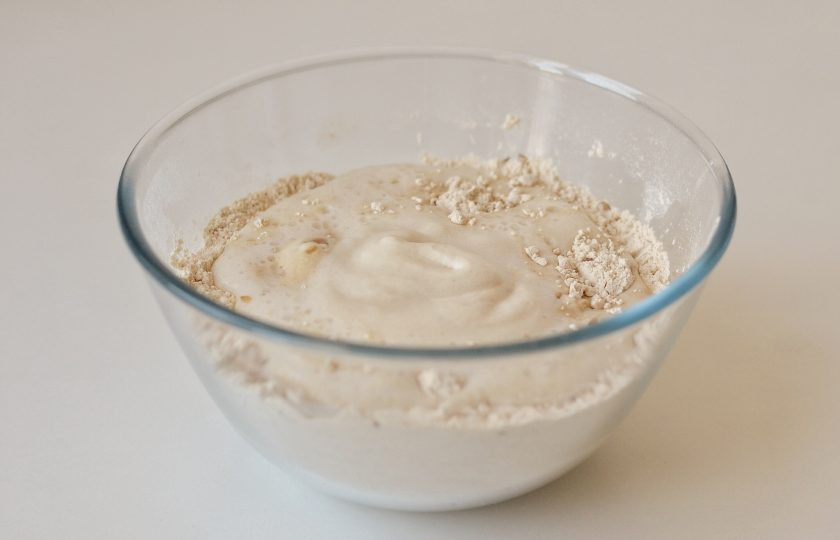 1. Этап. Гречневые булочки: Когда дрожжи немного поднимутся, влейте их в муку. Добавьте растительное масло, и вымесите тесто. При необходимости можно подсыпать еще немного муки.