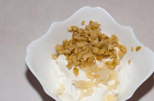 1. Этап. Чесночно-сметанный соус: 5. Несколько оливок слегка просушить и мелко нарезать. Можно использовать также маслины или соленые огурчики, например.