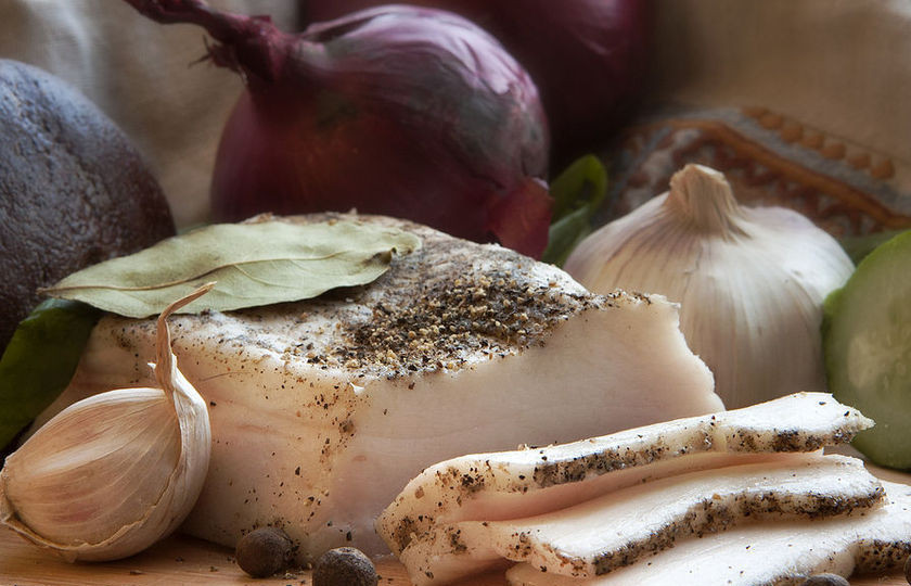 1. Этап. Курица в фольге в мультиварке: 4. Сало тем временем нарезаем тоненькими кусочками. Можно его отдельно посолить и поперчить.