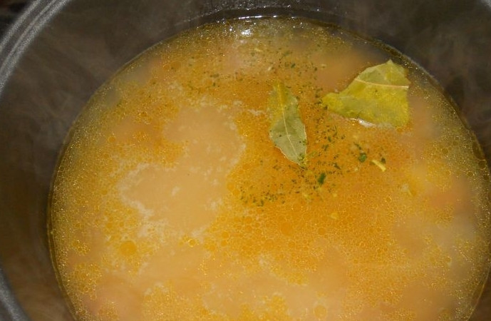 1. Этап. Суп с курицей в мультиварке: По истечении времени солим и перчим суп, добавляем лавровый лист, закрываем крышку и готовим на этом же режиме еще пол часа.