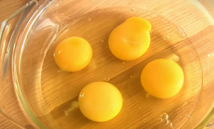 1. Этап. Ленивые беляши: 1. Яйца разбейте в глубокую миску и взбейте венчиком.