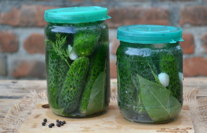 1. Этап. Огурцы на зиму без закатки: Накройте банки пластиковыми крышками и поставьте в холодильник. Зимой вас просто за уши не оттянешь от этого лакомства. Особо не терпящие же могут отведать малосольных огурчиков уже через 3 дня.