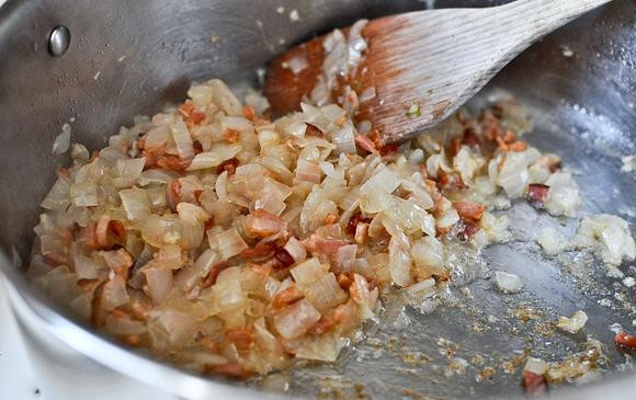 1. Этап. Жаркое из курицы, фасоли и овощей: 2. Убавить огонь до медленного, накрыть кастрюлю крышкой и готовить, помешивая по мере необходимости, пока лук не станет прозрачным. Это займет у вас около 30 минут.