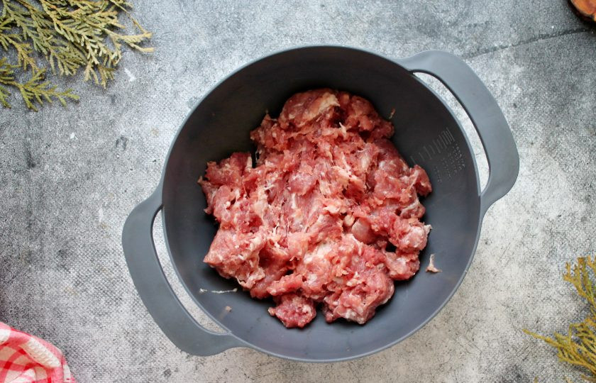 1. Этап. Пельмени из кабана: Мясо кабана вымойте и порежьте на кусочки. Пропустите мясо через мясорубку с крупной или мелкой решеткой.