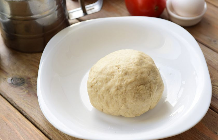 1. Этап. Кальцоне с ветчиной: Замесите мягкое тесто, не прилипающее к рукам и дайте ему постоять полчаса в покое.