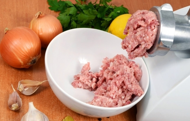 1. Этап. Котлеты Полтавские: 1. Мясо тщательно промываем, слегка обсушиваем бумажными полотенцами, вырезаем пленки и жилки. Пропускаем через мясорубку 2 раза.