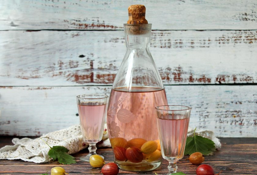 1. Этап. Настойка из крыжовника: Смешайте обе части, перемешайте и перелейте в бутылки. Охладите настойку и подавайте к столу. Приятного употребления!