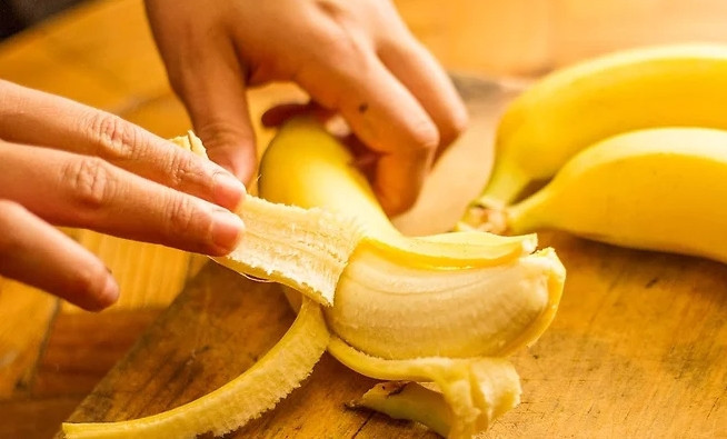 1. Этап. Бананы по-китайски: 1. Очистите бананы.