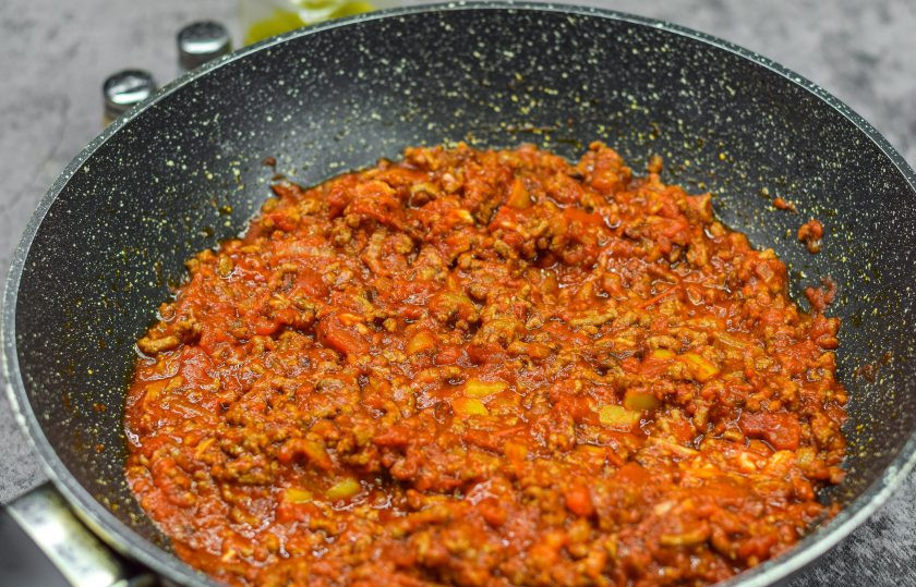 1. Этап. Гречка с соусом Болоньезе: Тушите соус 20 минут на небольшом огне, в конце приготовления добавьте измельченный чеснок.