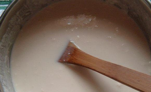 1. Этап. Блинчики на дрожжах: 5. Осталось добавить немного растительного масла, еще раз как следует перемешать, и можно разогревать сковороду.