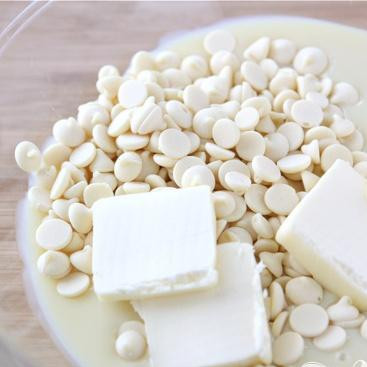 1. Этап. Помадка из сладкого картофеля: 2. В большой миске растопить вместе белый шоколад, сливочное масло и сгущенное молоко до однородной консистенции. Это можно сделать в микроволновой печи.