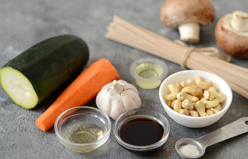 1. Этап. Гречневая лапша с ореховым соусом: Подготовьте все ингредиенты.