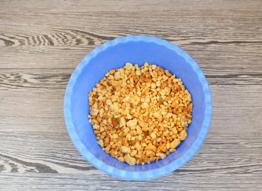 1. Этап. Торт Муравейник без сметаны: Снимите тесто с бумаги, раскрошите обе части теста в глубокую чашу.