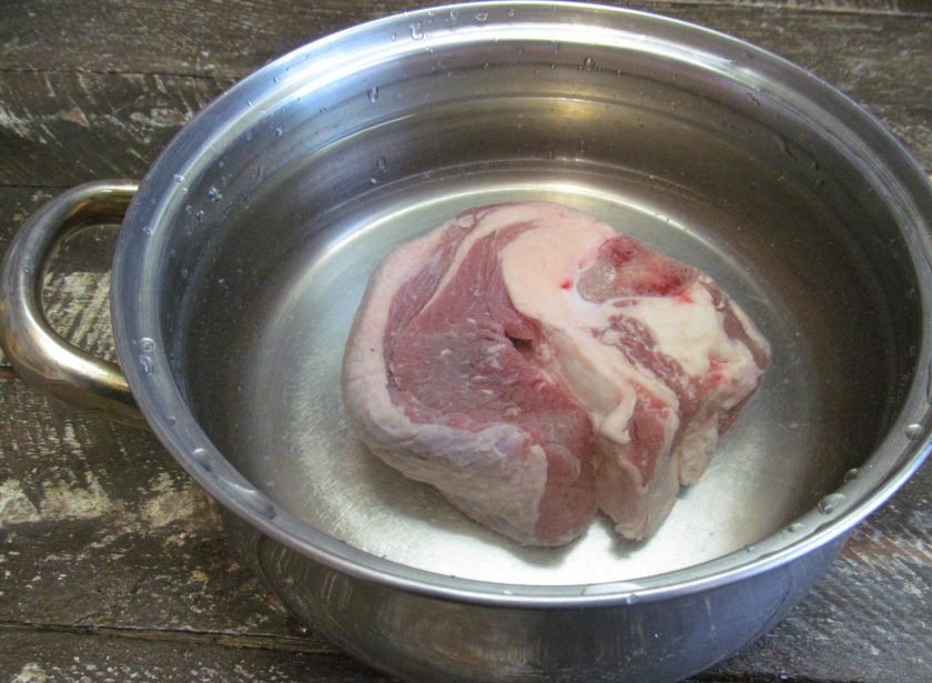 1. Этап. Салат Цада: Мясо говядины заранее отварите до готовности в подсоленной воде с луком, морковью, лавровым листом и перцем.