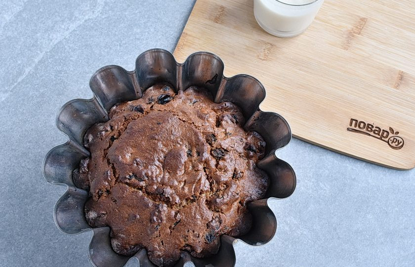 1. Этап. Рождественский кекс: Выпекайте в предварительно прогретой до 180 градусов духовке полчаса. Проверьте готовность лучинкой. При необходимости допеките кекс, снизив температуру до 170 градусов и прикрыв верх пергаментом.