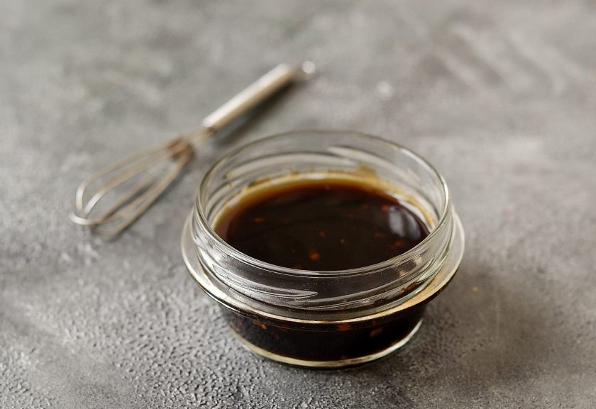 1. Этап. Гречневая лапша вок с овощами: Для соуса соедините соевый соус, рисовый уксус, апельсиновый сок, сироп топинамбура (можно заменить на сахар) и крахмал. Подогрейте на среднем огне, добавьте мелко нарезанный чеснок и имбирь. Прогрейте до загустения. Добавьте щепотку соли и черного молотого перца.