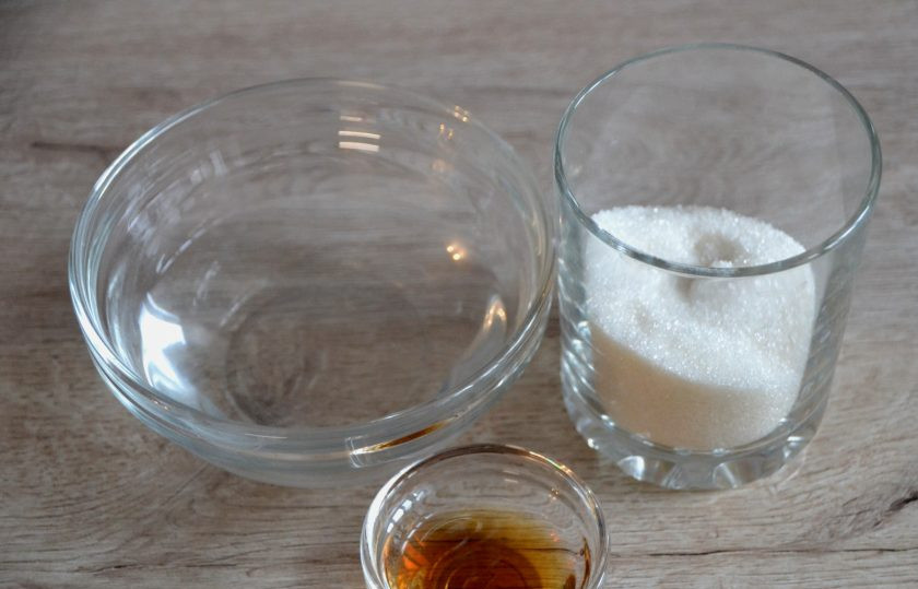 1. Этап. Торт Полено с вишней: Приготовьте пропитку из 80 грамм сахара, 80 мл. воды и 1 ст.ложки коньяка (рома), охладите до комнатной температуры.