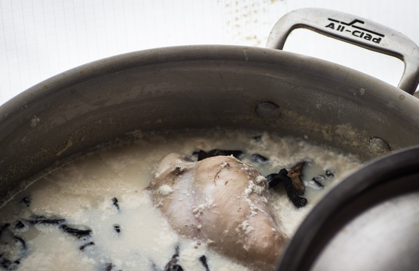 1. Этап. Кролик, тушенный в молоке: 2. Когда уже кусочки кролика стали румяные, а вся влага от грибов испарилась, заливаем туда молоко, вино и бульон, уменьшим огонь. Добавим морковь (целиком), измельченный шалот, муку и специи. Тушим под крышкой на маленьком огне час.