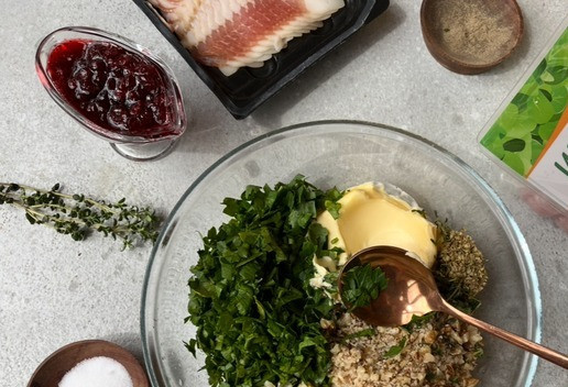 1. Этап. Руладин из индейки под брусничным соусом: В миске смешайте размягчённое сливочное масло, рубленую петрушку, чеснок, измельчённые орехи, орегано, тимьян, сок и цедру одного лимона. Посолите и поперчите по вкусу.